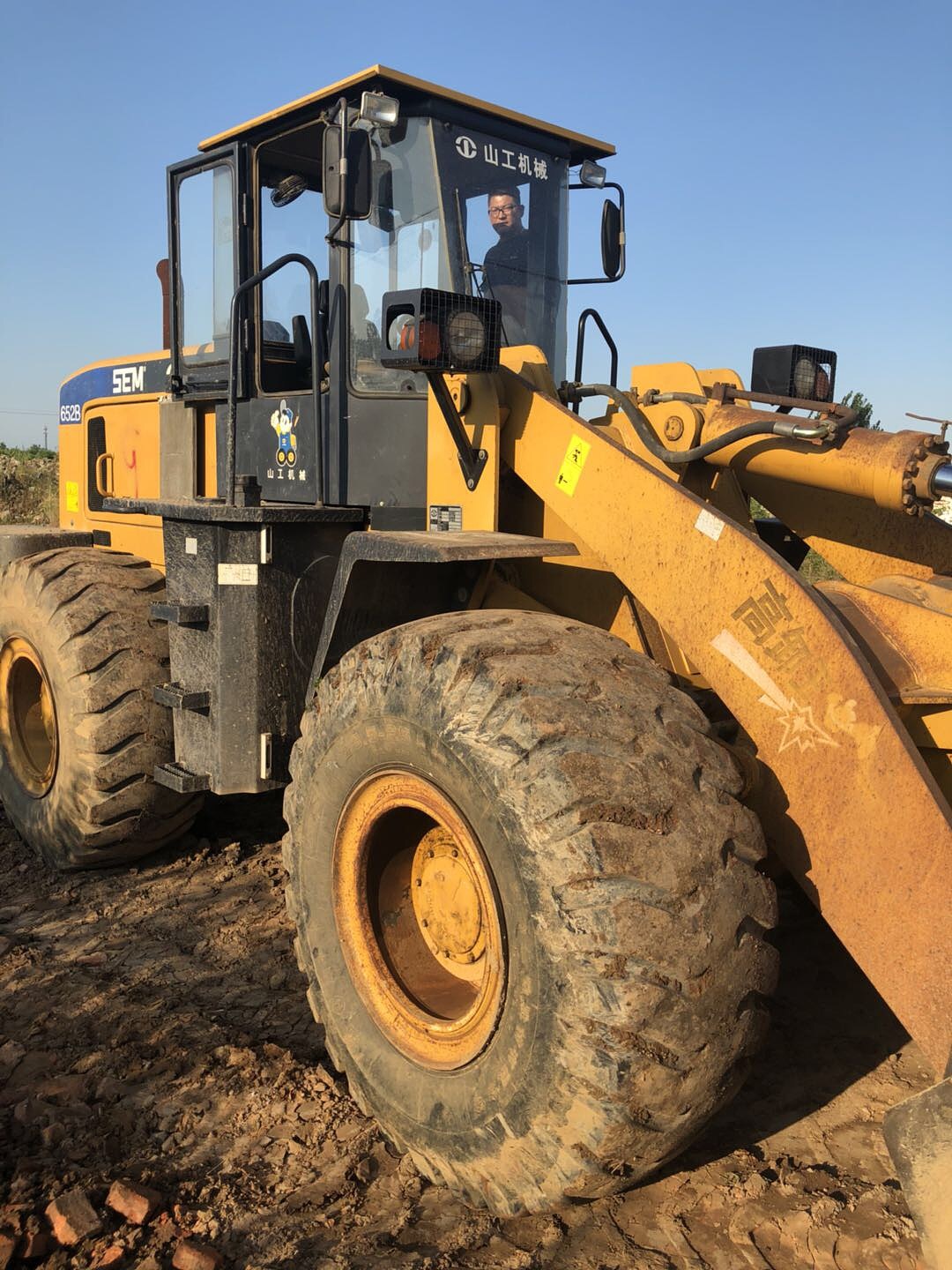 山工652b装载机