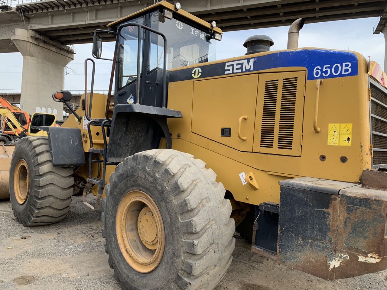 山工650b装载机