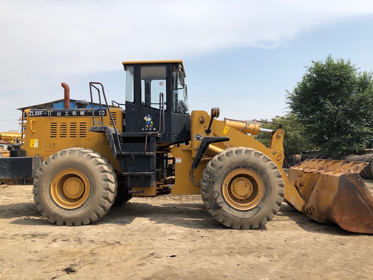 山工50f-2装载机